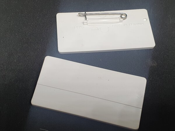 Dymo Namenschild 9mm weiß 1zeil.m. Nadel