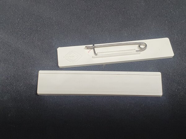 Dymo Namenschild einzeilig mit Nadel 9mm weiß
