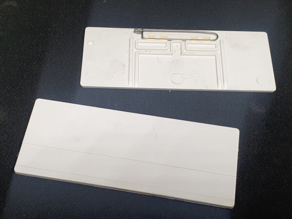 Dymo Namenschild einzeilig mit Nadel 9 mm weiss